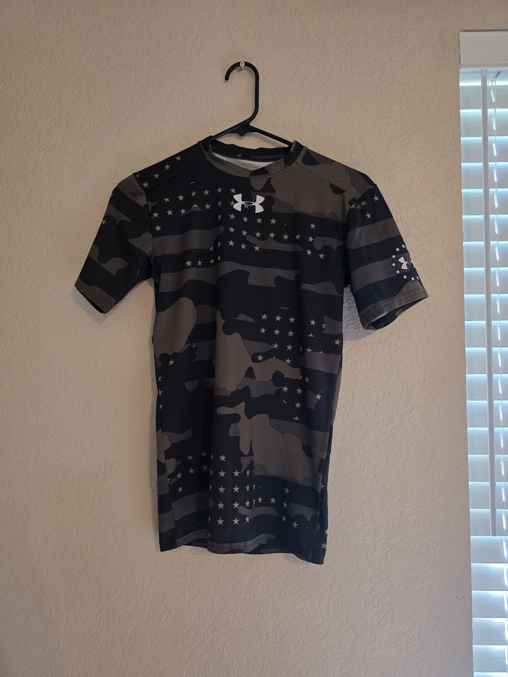 Under Armour Men’s Black & Gray Camo Short Sleeve Compression Tee
